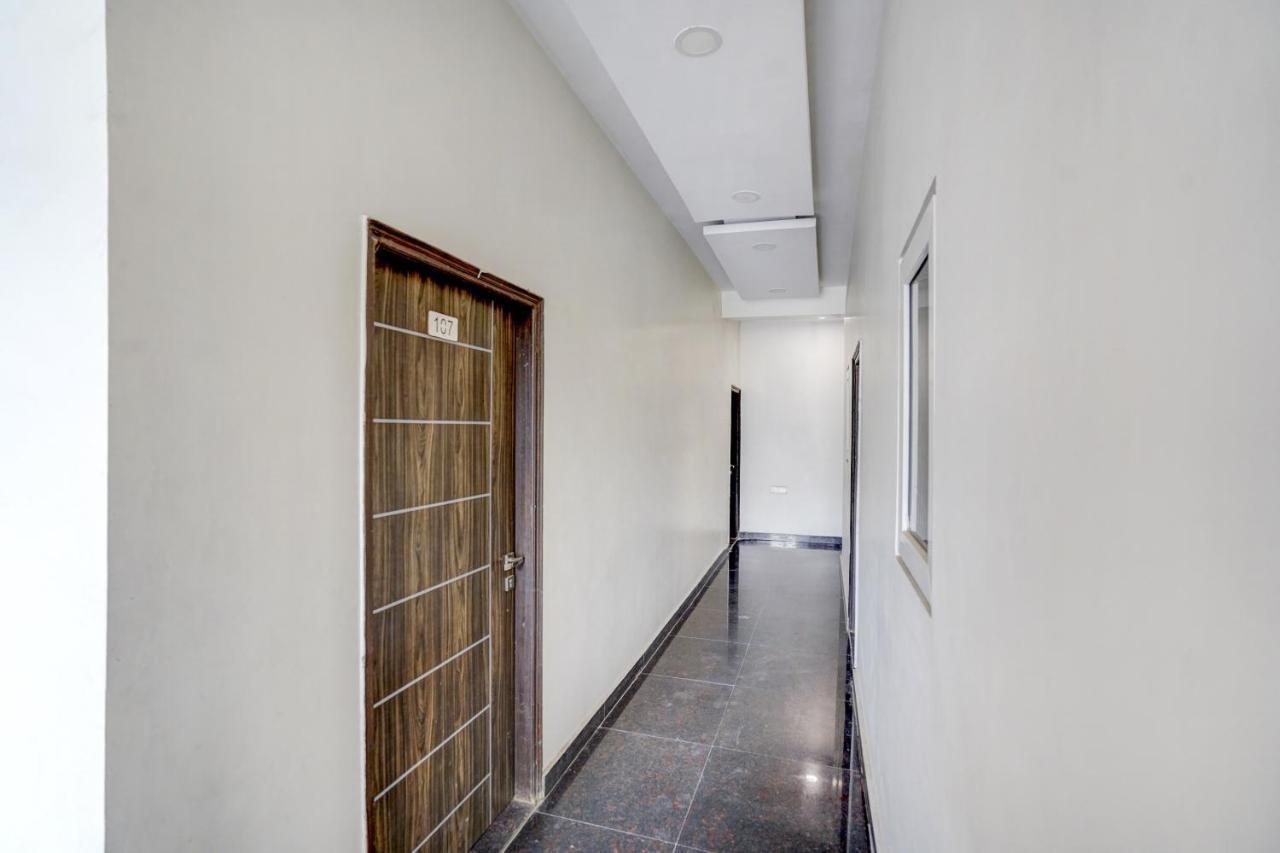 Oyo 78981 The Diamond Nest Noida Exterior foto