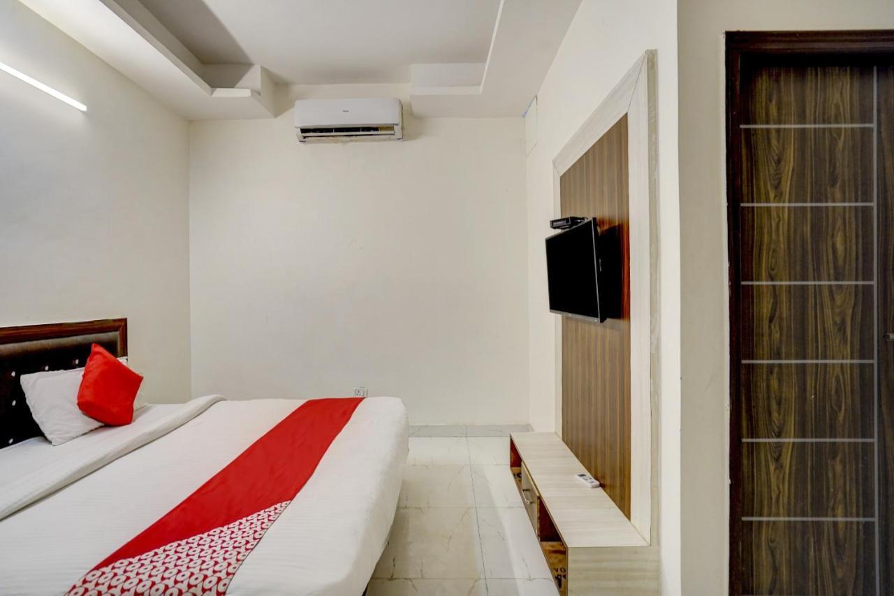 Oyo 78981 The Diamond Nest Noida Exterior foto