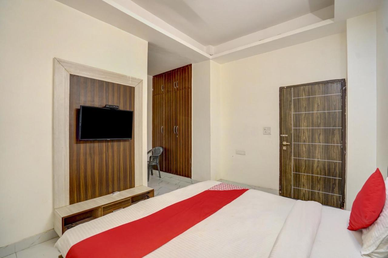 Oyo 78981 The Diamond Nest Noida Exterior foto